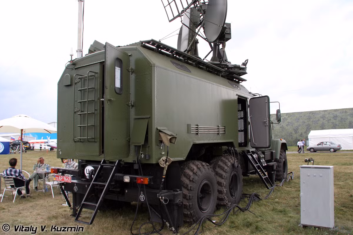 Kolchuga có thể cùng lúc bám sát tín hiệu của 32 mục tiêu với đủ 3 tham số (cự ly, góc tà và phương vị). Các đài thu và trạm điều khiển trung tâm đều được đặt trên khung gầm xe vận tải bánh lốp Kraz 6x6.