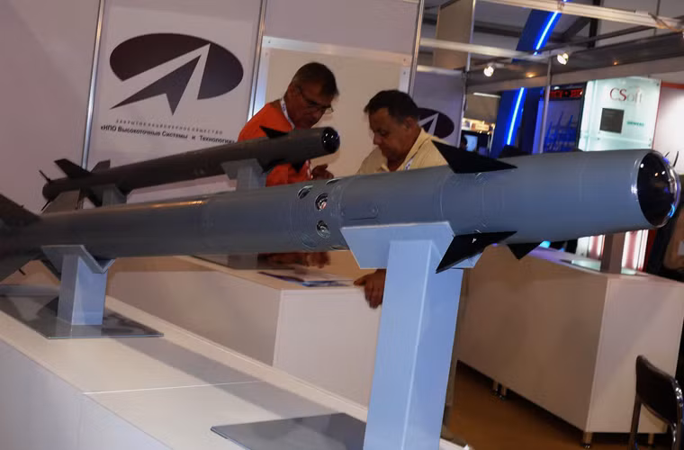 Đạn tên lửa 9M37 dài 2,2m, nặng 40kg, mang đầu đạn nổ phá mảnh với ngòi nổ cận tiếp xúc 3,5kg. Các phiên bản cải tiến 9M37M, 9M37MD sau này mang đầu đạn nặng hơn cùng ngòi nổ kiểu mới...