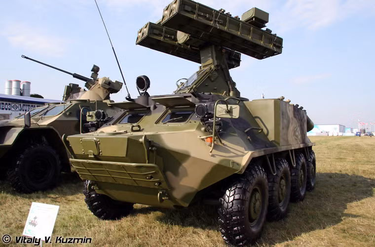 Dựa trên hình ảnh tại MAKS-2007 cho thấy, phần khung thân BTR-60PB được thay đổi đáng kể để “nhét” hệ thống phòng không tầm thấp 9K35 Strela-10 vào bên trong, hệ thống truyền động có thể vẫn được giữ nguyên.