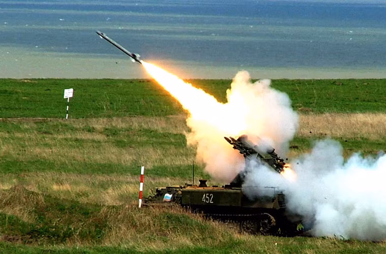 Đạn tên lửa 9M37 của hệ thống Strela 10 sử dụng 2 phương pháp dẫn đường gồm: tương phản ảnh (nghĩa là đầu tự dẫn quang – truyền hình trên tên lửa nhận diện mục tiêu và dẫn đường thụ động cho tên lửa) và tự dẫn hồng ngoại (bám theo nguồn nhiệt cao do mục tiêu phát ra). Ảnh: 9M37 rời bệ phóng từ hệ thống Strela-10 đặt trên khung gầm xe bánh xích MT-LB.