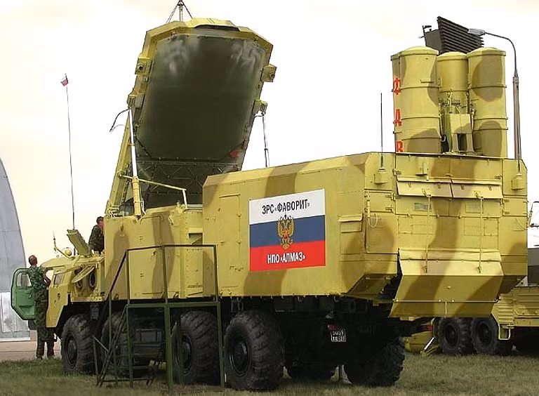 Đài 30N6E2 Tomb Stone có phạm vi phát hiện mục tiêu 300km, số mục tiêu theo dõi cùng lúc không dưới 100 mục tiêu, có thể kiểm soát tới 72 đạn tên lửa.