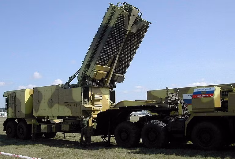 Đài radar giám sát đường không tầm xa 64N6E2 có phạm vi trinh sát lên đến 300km.