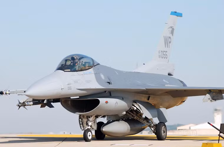 F-16AM/BM Block 20MLU còn có khả năng mang được tên lửa chống hạm AGM-84 Harpoon cũng như pod định vị - ngắm bắn LANTIRN, cải tiến máy tính nhiệm vụ, trang bị mới radar AN/APG-66(V)3 với tính năng mạnh mẽ hơn trong điều khiển vũ khí.