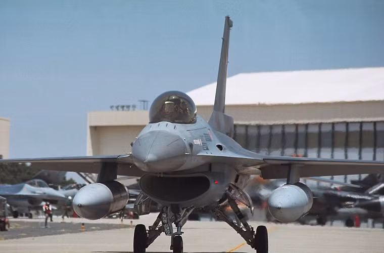 Tiêm kích F-16AM/BM Block 20MLU là gói nâng cấp lớn giữa giai đoạn hoạt động cho các tiêm kích F-16A/B hoạt động trong Không quân Mỹ và nước đồng minh châu Âu từ năm 1989. Kết quả gói nâng cấp là đem lại hệ thống điện tử hàng không ngang ngửa F-16C/D Block 50/52 thế hệ mới.