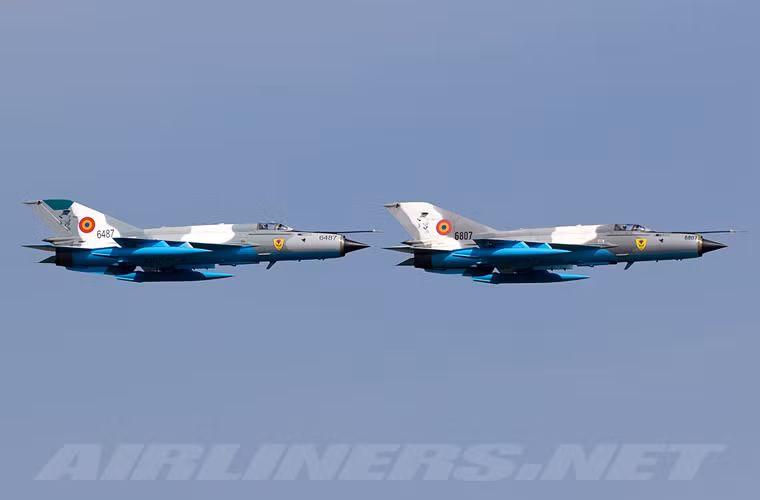 Hiện Không quân Romania có trong trang bị 36 chiếc tiêm kích đánh chặn MiG-21 có từ thời Liên Xô. Số máy bay này đã được nâng cấp lên chuẩn LanceR với sự hợp tác cùng hãng Elbis System của Israel.