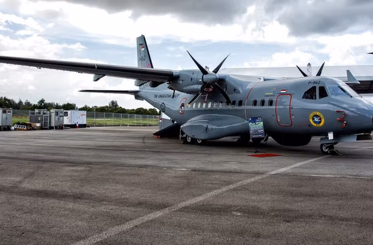 Indonesia gần đây rất tích cực đem các sản phẩm quân sự nội địa (có liên kết nước ngoài) tới dự Singapore Air Show nói chung và các triển lãm cấp khu vực nói riêng. Ảnh: Máy bay vận tải quân sự CN-295.