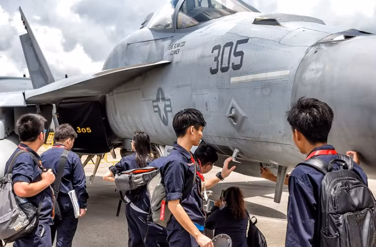 Khách thăm quan đang “sờ mó” chiếc tiêm kích hạm F/A-18 của Hải quân Mỹ.