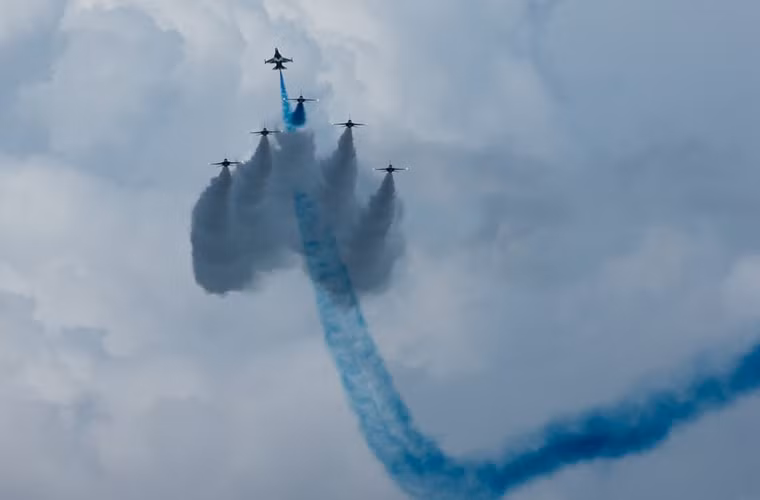 Phi đội F-16 của Không quân Singapore trình diễn trên không.