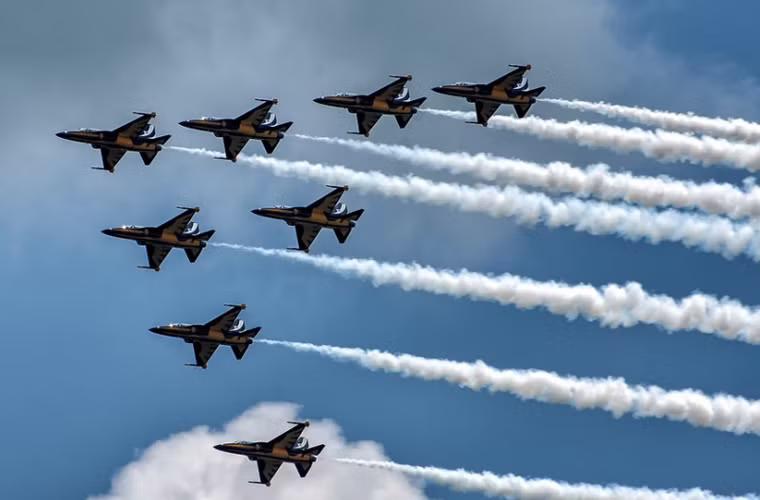 Đội hình chiến đấu cơ biểu diễn trong ngày khai mạc Singapore Air Show.