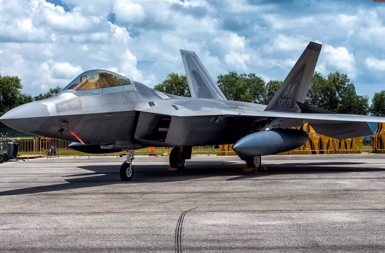 Tiêm kích tàng hình F-22 Raptor có mặt tại Singapore.