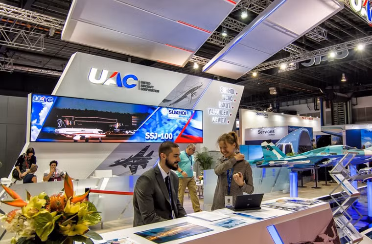 Đáng tiếc các hãng Nga năm nay không mang máy bay thật tới dự triển lãm mà chủ yếu là gian hàng trong nhà với vô số mô hình máy bay chiến đấu tinh xảo.