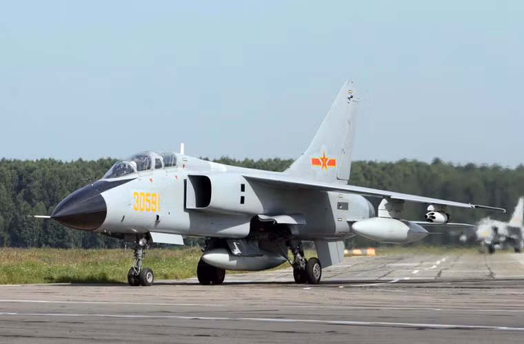 Còn JH-7 là máy bay cường kích hai chỗ ngồi, hai động cơ do Tập đoàn Công nghiệp máy bay Tây An sản xuất cho Không quân Trung Quốc từ đầu những năm 1990. Đây là một trong những chiến đấu cơ "ít ỏi" được Trung Quốc tự thiết kế từ ý tưởng, kiểu dáng tới công nghệ.