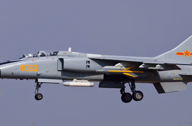 JH-7 được thiết kế chuyên nhiệm cho vai trò tấn công không đối đất/đối hải với các loại vũ khí dẫn đường chính xác cao. Theo các nguồn tin, JH-7 có khả năng mang tên lửa không đối hải YJ-8K và YJ-82K; tên lửa không đối đất tầm trung - xa CM-802A, KD-88; tên lửa chống radar YJ-91, LD-10, CM-102; bom thông minh và khi cần là tên lửa không đối không tầm ngắn PL-5, PL-8, PL-9.