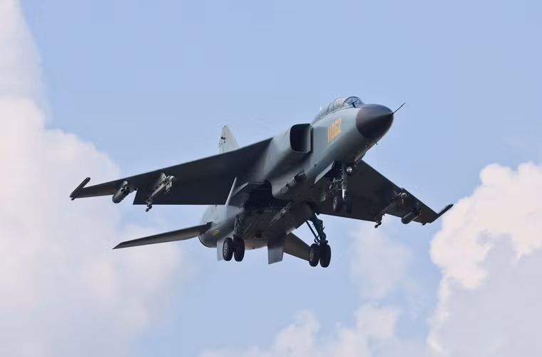 Đánh giá về JH-7, các nhà phân tích cho rằng mẫu máy bay này kém xa về tải trọng vũ khí so với Su-24 Nga hay F-111 Mỹ cũng như yếu hơn hẳn về động cơ. Tuy nhiên, bù lại nó được cho là rẻ hơn, nhẹ hơn so với Su-24/F-111.