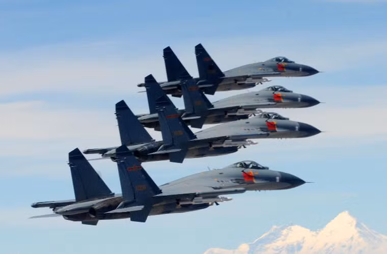 Theo nguồn tin tình báo Mỹ, chiến đấu cơ Trung Quốc đem trái phép tới đảo Phú Lâm thuộc loại tiêm kích J-11 và cường kích JH-7. Đây đều là những máy bay chiến đấu tối tân bậc nhất của Trung Quốc hiện nay.