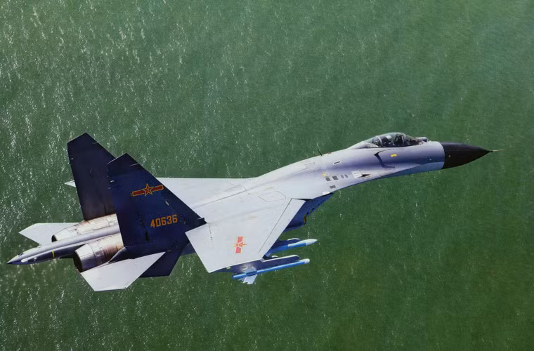 Mặc dù là sản phẩm sao chép nhưng tiêm kích J-11 được đánh giá là đã vượt trội thế hệ Su-27SK của Nga sau nhiều lần cải tiến trong suốt gần 20 năm qua. Theo đó biến thể J-11BS xuất hiện vào năm 2007 sở hữu tính năng cao cấp hơn Su-27SK với khả năng tấn công chính xác cao bằng vũ khí thông minh, cải tiến mạnh về radar, hệ thống hỗ trợ sự sống cho phi công, hệ thống điện tử hàng không, hệ thống phòng vệ...