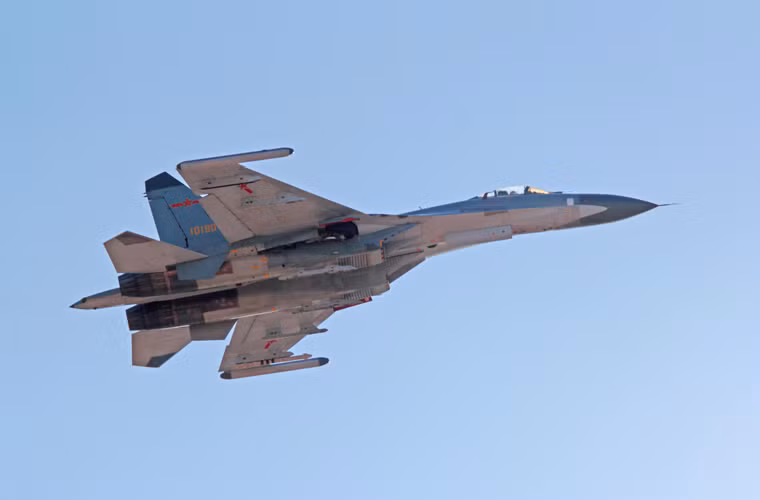 Về động lực, J-11 vẫn phải sử dụng động cơ hàng không AL-31F do Nga sản xuất do động cơ Thái Hành WS-10A không đủ độ tin cậy. J-11 có thể đạt tốc độ tối đa Mach 2,35, tầm bay 3.530km, trần bay 19.000m. Nó có khả năng lướt ở độ cao thấp đến 1.400km/h nếu không mang vũ khí.