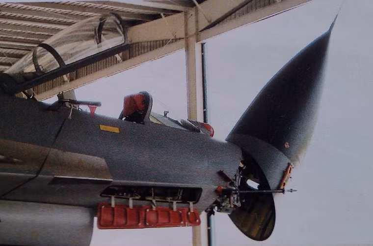 Theo các nguồn tin, J-11B được trang bị loại radar mới do Trung Quốc sản xuất có thể theo dõi 6-8 mục tiêu cùng lúc, khóa và tấn công đồng thời 4 mục tiêu, có tầm trinh sát đến 350km.