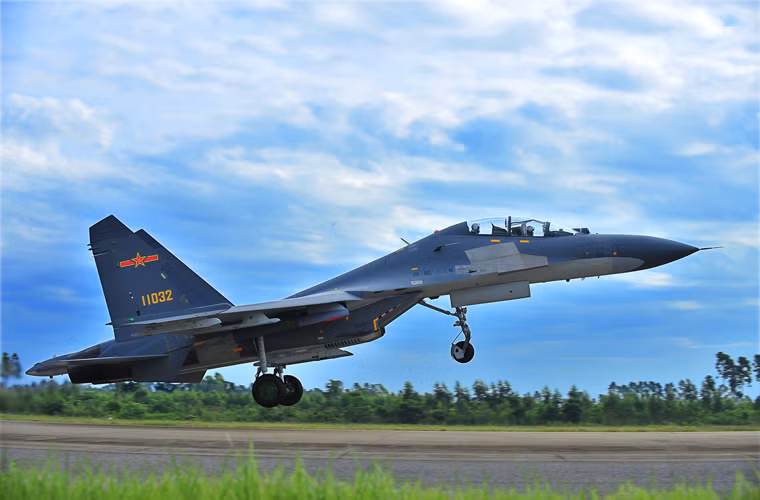 Trong đó, tiêm kích J-11 là một chiến đấu cơ thế hệ 4-4,5 do Công ty máy bay Thẩm Dương (SAC) phát triển từ cuối những năm 1990 trên cơ sở mẫu tiêm kích Su-27SK của Nga. Tính tới nay, Trung Quốc đã trang bị khoảng 276 loại máy bay này cho cả lực lượng không quân và hải quân.