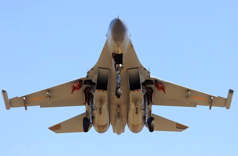 Về mặt vũ khí J-11 và J-11B có thể mang được tên lửa không đối không do Nga sản xuất như R-73, R-27, R-77. Bên cạnh đó, vì được nội địa hóa nên mẫu máy bay này mang được cả vũ khí Trung Quốc gồm tên lửa không đối không PL-12 có tầm bắn 100km, tên lửa tầm ngắn PL-8/9...