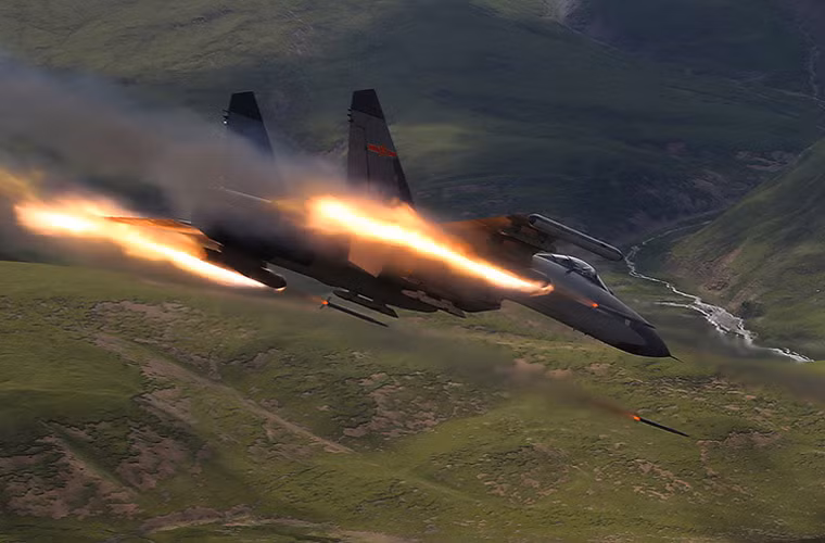 Trong tấn công đối đất/đối hải, thế hệ J-11A chỉ mang được rocket và bom “ngu”, từ J-11B Trung Quốc tuyên bố là có thể mang được vũ khí tấn công thông minh nhưng không rõ loại nào.