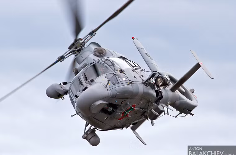 AS565 được trang bị cánh quạt chính 4 lá làm bằng sợi thủy tinh có độ bền rất cao nhưng lại có trọng lượng nhẹ. Để triệt tiêu mô men xoay, đuôi máy bay sử dụng cánh quạt 11 lá kiểu Fenestron được đánh giá là có độ an toàn cao khi khởi động trên mặt đất, cơ động tốt ở độ cao thấp, hạ cánh tốt trên biển và đất liền.