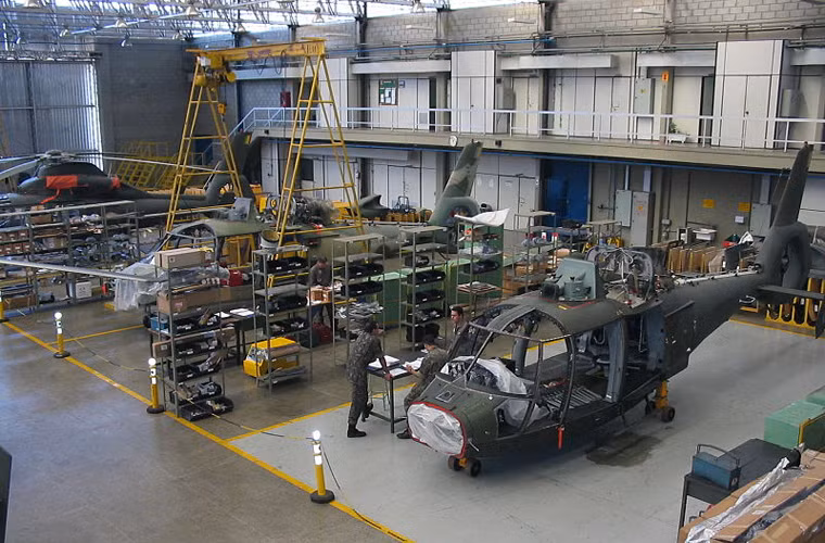 AS565 Panther do hãng Aerospatiale (Pháp) phát triển từ đầu những năm 1980, nhưng sau nhiều lần tách hợp thì hiện tại mẫu máy bay này được chế tạo bởi hãng Airbus Helicopter (Aerospatiale có cổ phần). Tính đến năm 2015, hơn 250 máy bay trực thăng AS565 đã được chế tạo tại Pháp và một vài nước khác, được xuất khẩu tới hơn 20 quốc gia trên thế giới.