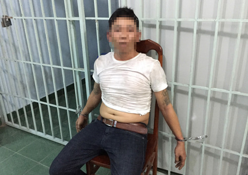 No sung khong che doi tuong cam dao xong vao nha dan-Hinh-2