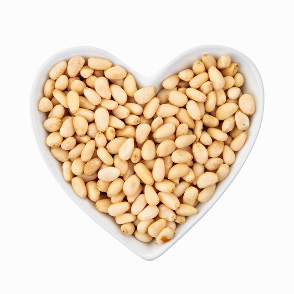 Hạt thông là một loại hạt giàu dinh dưỡng giúp giảm thiểu đáng kể lượng cholesterol LDL xấu trong cơ thể. Hạt thông còn chứa nhiều mangan, chất cấu thành của một trong những chất chống oxy hóa mạnh nhất của cơ thể.