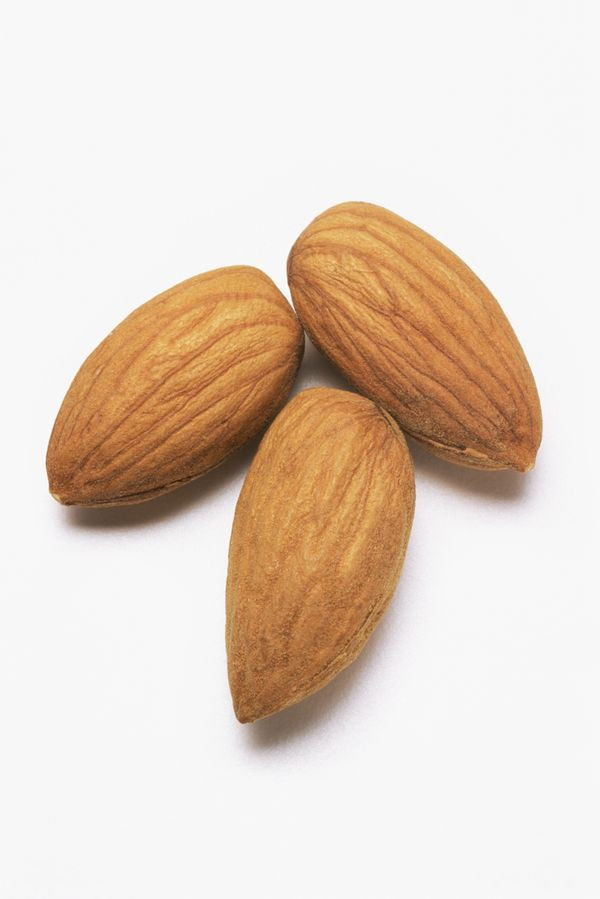 Không chỉ có giá trị dinh dưỡng cao như các loại hạt khác, hạt hạnh nhân là loại hạt có chứa nhiều protein thực vật nhất (6 gram/hạt); là lựa chọn tốt nhất cho một chế độ ăn khỏe mạnh. Hạnh nhân có calo thấp, nhưng lại chứa rất nhiều canxi. Ngoài việc thân thiện với vòng eo của bạn, chúng còn mang một hàm lượng vitamin E cực cao, giúp tăng cường trí nhớ và giảm tốc độ suy giảm trí tuệ.