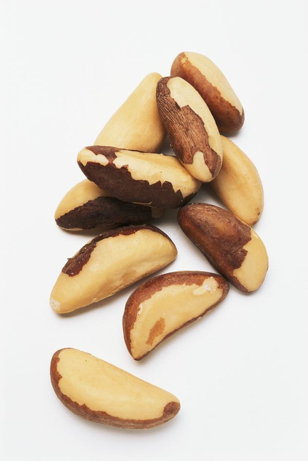 Hạt quả hạnh Brazil có chứa nhiều selen giúp cơ thể sản sinh ra các chất chống oxy hóa chống lại bệnh tật. Ngoài ra, chúng còn rất giàu kẽm, giúp da tái tạo nhanh hơn. Quả hạnh brazil còn có khả năng ngăn ngừa ung thư tiền liệt tuyến.