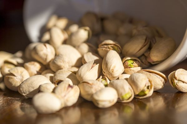 Hạt hồ trăn có chứa dưỡng chất L-arginine, có thể giúp cho các niêm mạc động mạch của bạn linh hoạt hơn và làm giảm nguy cơ đau tim và đột quỵ. Ngoài ra, hạt hồ trăn có lượng calo khá thấp.