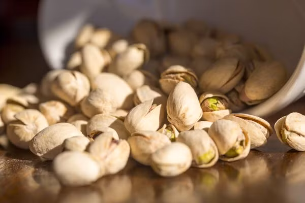 Hạt hồ trăn có chứa dưỡng chất L-arginine, có thể giúp cho các niêm mạc động mạch của bạn linh hoạt hơn và làm giảm nguy cơ đau tim và đột quỵ. Ngoài ra, hạt hồ trăn có lượng calo khá thấp.