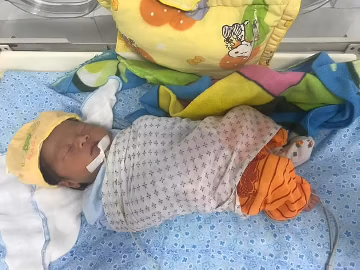 Xot thuong be gai so sinh bi me bo roi o benh vien Thanh Nhan