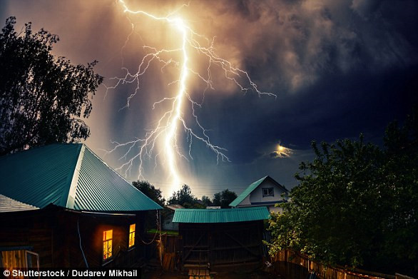 Sấm sét trong con mắt của nhà thơ Gerard Manley Hopkins cũng thật lãng mạn, ông gọi hiện tượng này là Goldfoil, mô tả một bầu trời được chiếu sáng bởi những đường vân dữ tợn và hung bạo của những tia sét.(Nguồn Dailymail)
