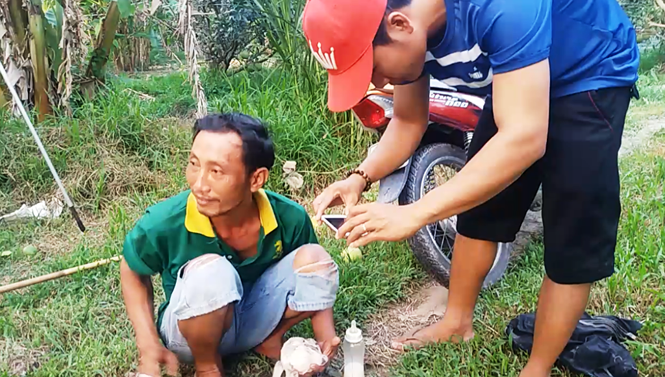 Nhiều người hiếu kỳ kéo đến dùng điện thoại chụp hình kỷ niệm