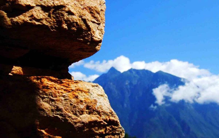 Bí ẩn của Vương quốc Shangshung Vương quốc Shangshung cổ đại đã tạo ra nền văn minh sớm nhất của cao nguyên Tây Tạng. Nó không chỉ có ngôn ngữ Shang Shung độc đáo, mà còn được coi là nơi sinh của tôn giáo Bon. Vương quốc Shangshung gây ảnh hưởng sâu sắc đến văn hóa của cả Tây Tạng. Tuy nhiên, sự tuyệt chủng bí ẩn của nó đã để lại nhiều câu đố chưa được giải quyết qua các thời đại.