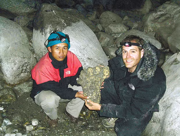 Bí ẩn Yeti Yeti, tên tiếng Tây Tạng của Người tuyết đáng gờm, là một sinh vật có lông, giống như vượn được cho là sống ở vùng Hy Mã Lạp Sơn của Tây Tạng và Nepal. Nhiều cuộc thám hiểm đã được tổ chức để truy tìm Yeti, nhưng không có cuộc thám hiểm nào được tìm thấy nhiều hơn dấu chân Yeti và các đồ tạo tác nghi vấn như da đầu... Cho đến nay không có bằng chứng chắc chắn nào chứng minh sự tồn tại của Yeti, nhưng cũng không có cách nào cho thấy loài này không tồn tại.