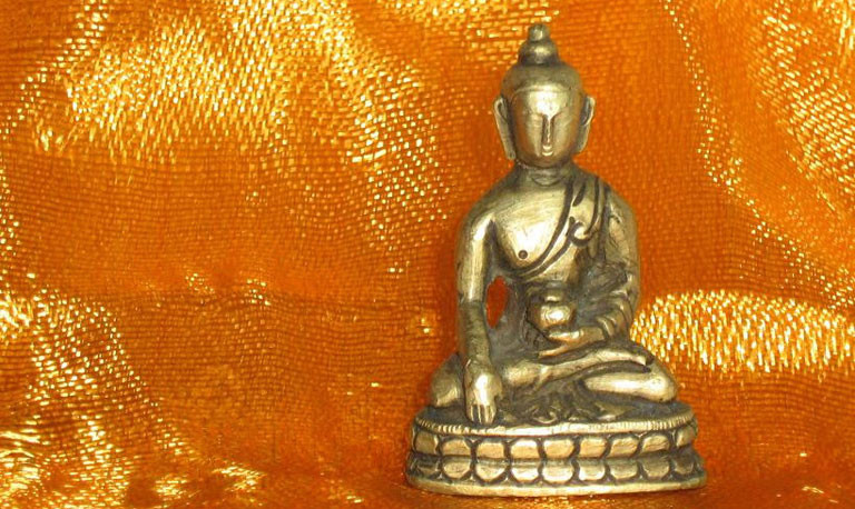 Bí ẩn Gterma Gterma là tác phẩm kinh điển được khai quật lại, được ẩn giấu bởi Phật tử Bon và Tây Tạng khi niềm tin tôn giáo của họ bị thảm họa. Gterma bao gồm sách, các vật linh thiêng và kiến thức. Phần kỳ diệu nhất là kiến thức. Nó đề cập đến Gterma chôn sâu trong ý thức của mọi người. Một số cảm hứng bí ẩn, kinh điển Phật giáo đã được viết hoặc ghi sâu vào tâm trí của cả những nông dân và người chăn gia súc mù chữ. Hiện tượng này là bí ẩn của Gterma (kinh điển Phật giáo Tây Tạng ẩn giấu).