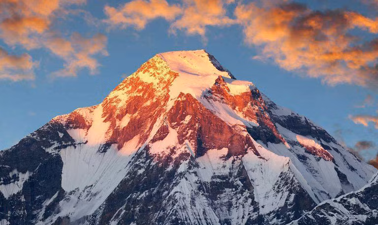 Bí ẩn tuyết đỏ Bề mặt của dãy Hy Mã Lạp Sơn trên 5.000 m thường có những đốm đỏ như máu và nhìn từ xa trông giống như tuyết đỏ. Những đốm đỏ này bao gồm Chlamydomonas nivalis, Chlorococcum infusionum và các loại tảo khác. Trong băng và tuyết vĩnh cửu, tảo vùng cao được phân bố rộng rãi với khả năng chống lạnh mạnh và không chết khi nhiệt độ dưới mức -36 độ C. Tảo chứa sắc tố sanguine trong cơ thể của chúng, vì vậy chúng có màu đỏ.