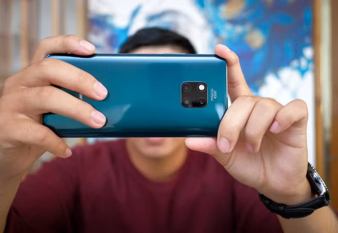 Huawei Mate 20 Pro chính hãng được điều chỉnh giảm 4 triệu đồng, còn 18 triệu đồng. Chương trình áp dụng tại một số hệ thống lớn. Máy cho khả năng chụp ảnh tốt với hệ thống 3 camera phía sau, hợp tác với Leica bao gồm 40 MP, 20 MP và 8 MP. Model này có màn hình 6,4 inch, chip Kirin 980, RAM 6 GB và bộ nhớ trong 128 GB.