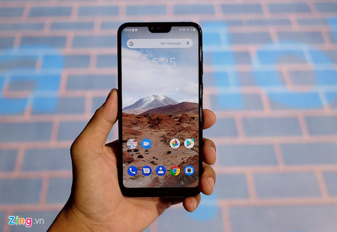 Nokia 6.1 Plus đang được giảm 1,2 triệu đồng, còn 4,8 triệu đồng. Máy có màn hình 5,8 inch Full HD, phần viền màn hình được làm khá mỏng. Nokia 6.1 Plus được trang bị chip Snapdragon 636, RAM 4 GB và bộ nhớ trong 64 GB. Model này nằm trong dự án Android One nên sẽ được cập nhật những phiên bản Android mới nhất.