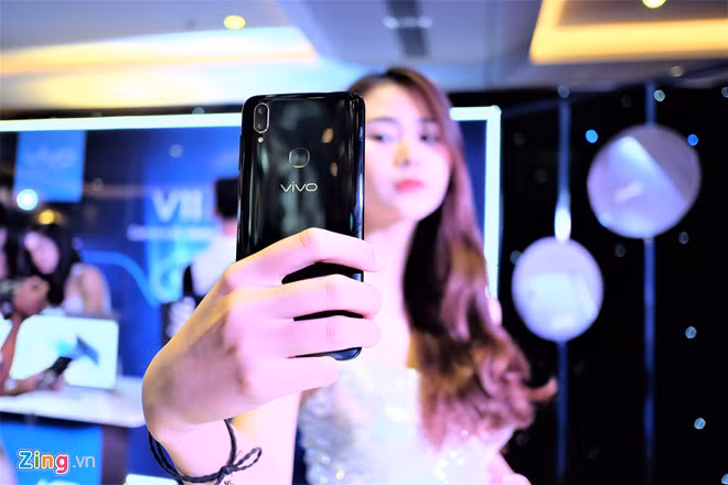 Sau khi ra mắt V15, Vivo đã điều chỉnh giá bán của V11. Theo đó, máy được giảm 1 triệu đồng, còn 8 triệu đồng. Model này dùng màn hình 6,4 inch, chip Snapdragon 660. V11 sở hữu camera kép 12 và 5 MP, trong khi camera selfie 25 MP. Máy còn được tích hợp cảm biến vân tay trong màn hình.