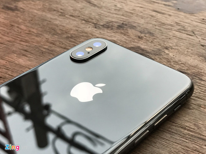 iPhone X chính hãng phiên bản 64 GB đang được giảm 1,8 triệu đồng, còn 20,9 triệu đồng. Chương trình áp dụng tại một số đại lý. iPhone X là mẫu điện thoại kỷ niệm 10 năm ngày Apple giới thiệu chiếc iPhone đầu tiên với thế giới. Máy sở hữu chip Apple A11 Bionic, FaceID, camera kép và được chạy trên nền tảng iOS.