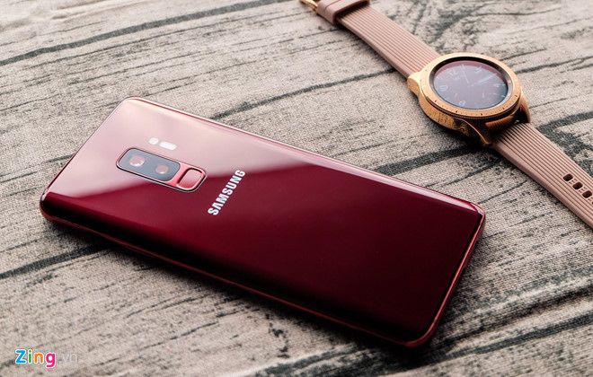 Galaxy S9 Plus chính hãng phiên bản 64 GB đang được giảm 6,9 triệu đồng, còn 13,1 triệu đồng. Chương trình smartphone giảm giá mạnh được áp dụng tại một số đại lý. Model này có thiết kế đẹp mắt với màn hình tràn viền, camera kép 12 MP, cho phép điều chỉnh khẩu độ từ f/1.5-2.4. Máy dùng chip Exynos 9810, RAM 6 GB cùng viên pin dung lượng 3.500 mAh.