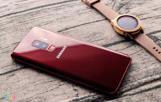 Galaxy S9 Plus chính hãng phiên bản 64 GB đang được giảm 6,9 triệu đồng, còn 13,1 triệu đồng. Chương trình smartphone giảm giá mạnh được áp dụng tại một số đại lý. Model này có thiết kế đẹp mắt với màn hình tràn viền, camera kép 12 MP, cho phép điều chỉnh khẩu độ từ f/1.5-2.4. Máy dùng chip Exynos 9810, RAM 6 GB cùng viên pin dung lượng 3.500 mAh.