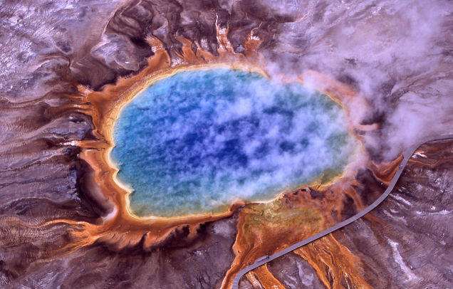 Vùng hồ nước nóng Grand Prismatic Spring ở công viên quốc gia Yellowstone, Wyoming, Mỹ. Đây là hồ nước nóng lớn nhất ở Mỹ và lớn thứ ba trên thế giới. Điểm đặc biệt nhất của nó là những mảng màu sắc nổi bật như màu cam và đỏ, xanh đậm tạo thành khung cảnh hồ huyền ảo.