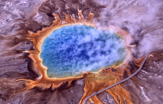 Vùng hồ nước nóng Grand Prismatic Spring ở công viên quốc gia Yellowstone, Wyoming, Mỹ. Đây là hồ nước nóng lớn nhất ở Mỹ và lớn thứ ba trên thế giới. Điểm đặc biệt nhất của nó là những mảng màu sắc nổi bật như màu cam và đỏ, xanh đậm tạo thành khung cảnh hồ huyền ảo.