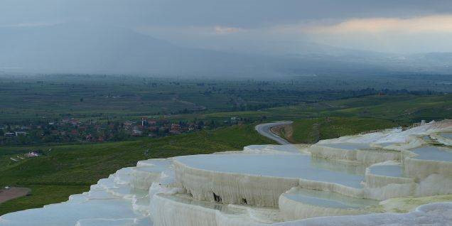 Các hồ nước Travertine, Pamukkale, Thổ Nhĩ Kỳ. Những hồ nước nóng ở đây có màu xanh tươi sáng, hình thành trên những lớp tuyết, xếp hình bậc thang, tạo thành cảnh tượng giống như ở thế giới thần tiên.