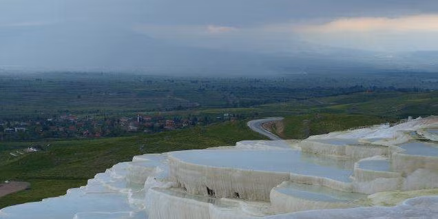 Các hồ nước Travertine, Pamukkale, Thổ Nhĩ Kỳ. Những hồ nước nóng ở đây có màu xanh tươi sáng, hình thành trên những lớp tuyết, xếp hình bậc thang, tạo thành cảnh tượng giống như ở thế giới thần tiên.